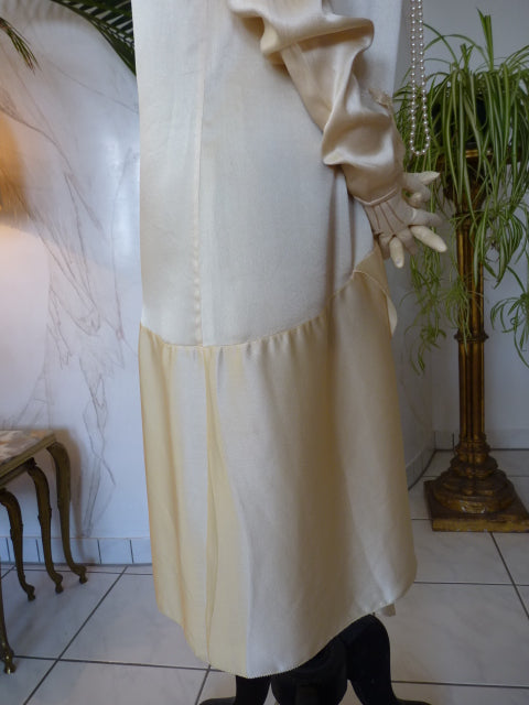 Antikes asymmetrisches Satinbrautkleid, 1920er Jahre – Cremefarbenes Art-déco-Brautkleid