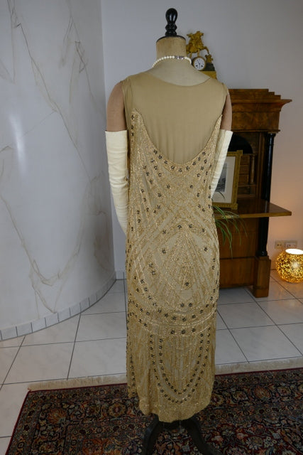 Antikes Flapper-Abendkleid, ca. 1926 – Perlenverzierte Jazz-Age-Silhouette