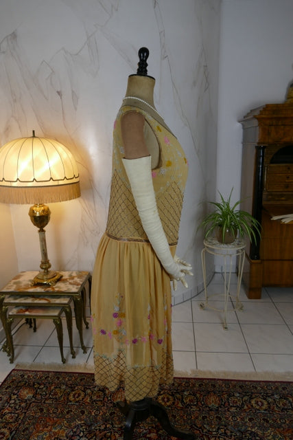 Antikes seidenes, perlenbesetztes Cocktailkleid, ca. 1926