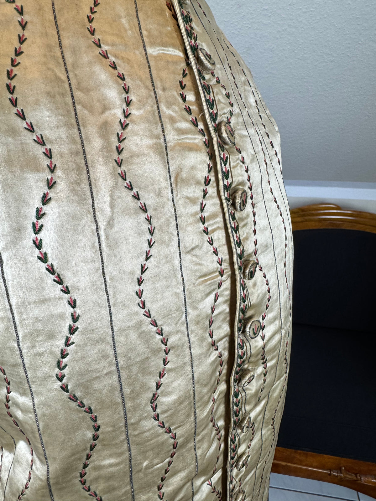 Cream Silk Embroidered Waistcoat, England ca. 1770 – Long‑Line Georgian Men’s Fashion