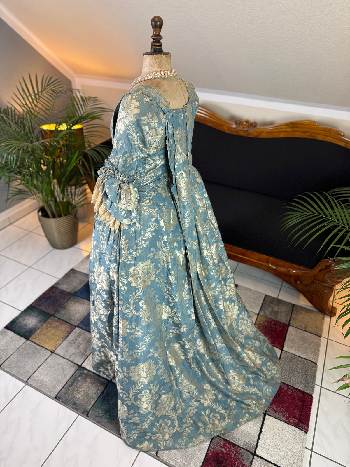 Robe à la Française aus blauem und cremefarbenem Seidendamast – authentisches Kleid aus dem 18. Jahrhundert, ca. 1770