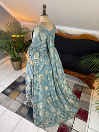 Robe à la Française aus blauem und cremefarbenem Seidendamast – authentisches Kleid aus dem 18. Jahrhundert, ca. 1770