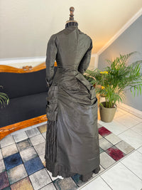 Antikes viktorianisches Tournüren-Tageskleid – Satin & Samt, ca. 1880