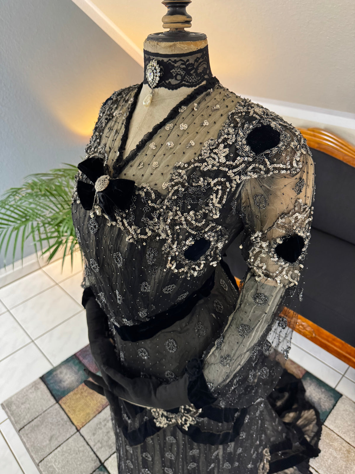 MARC WALTER Außergewöhnliches Abendkleid ca. 1904 – Pariser Couture-Meisterwerk aus Spitze, Tüll und Samt