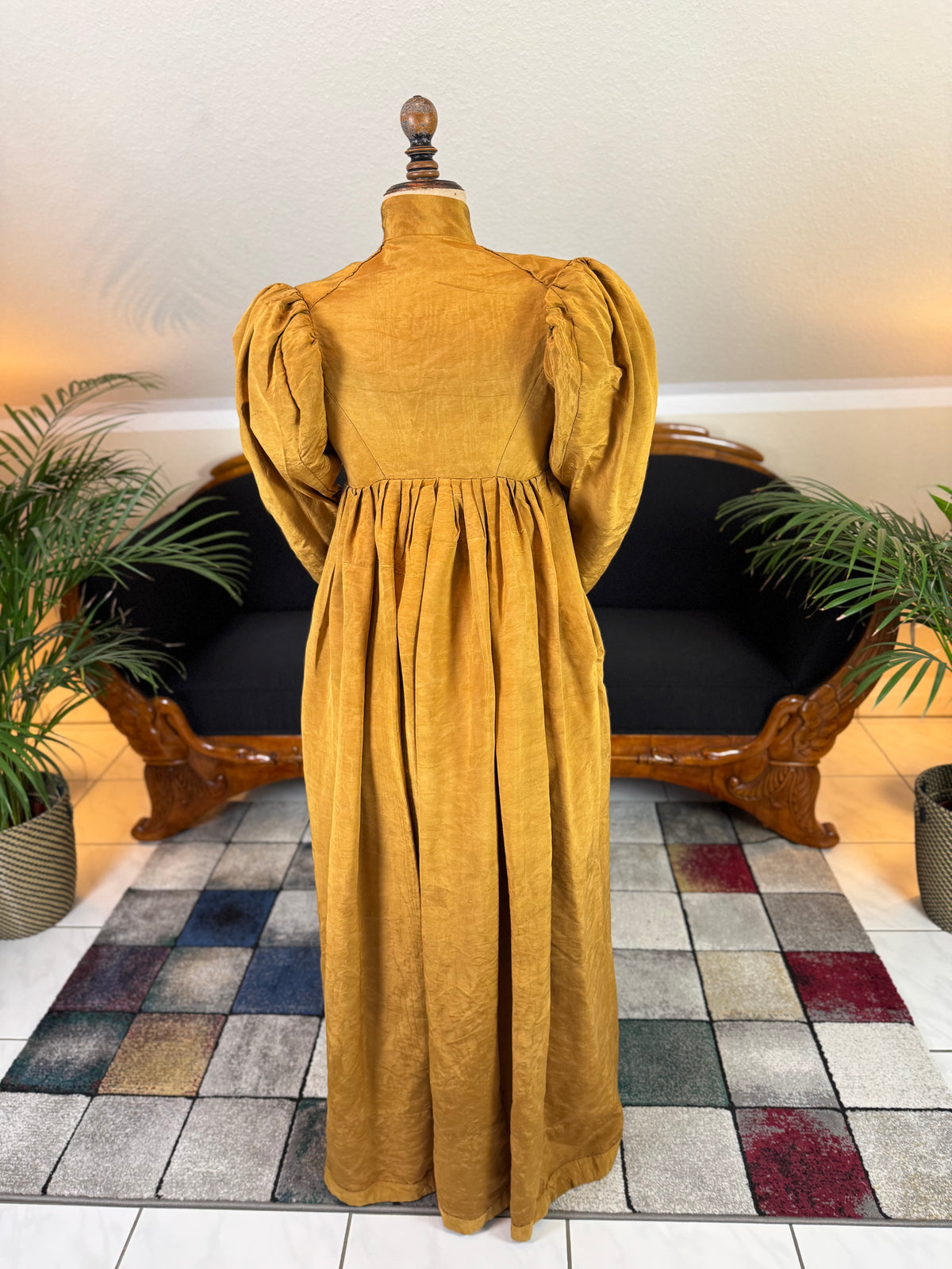 Antikes Regency-Kleid aus goldener Moiré-Seide, ca. 1815-1820