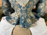 Rokoko Caraco 1750 – Blau-weiß geblümte Seide, Jacke im Reitstil