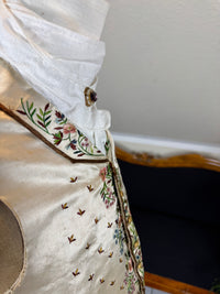 Antike Weste und blaue knielange Seidenhose, ca. 1790 – Besticktes florales Herrenensemble