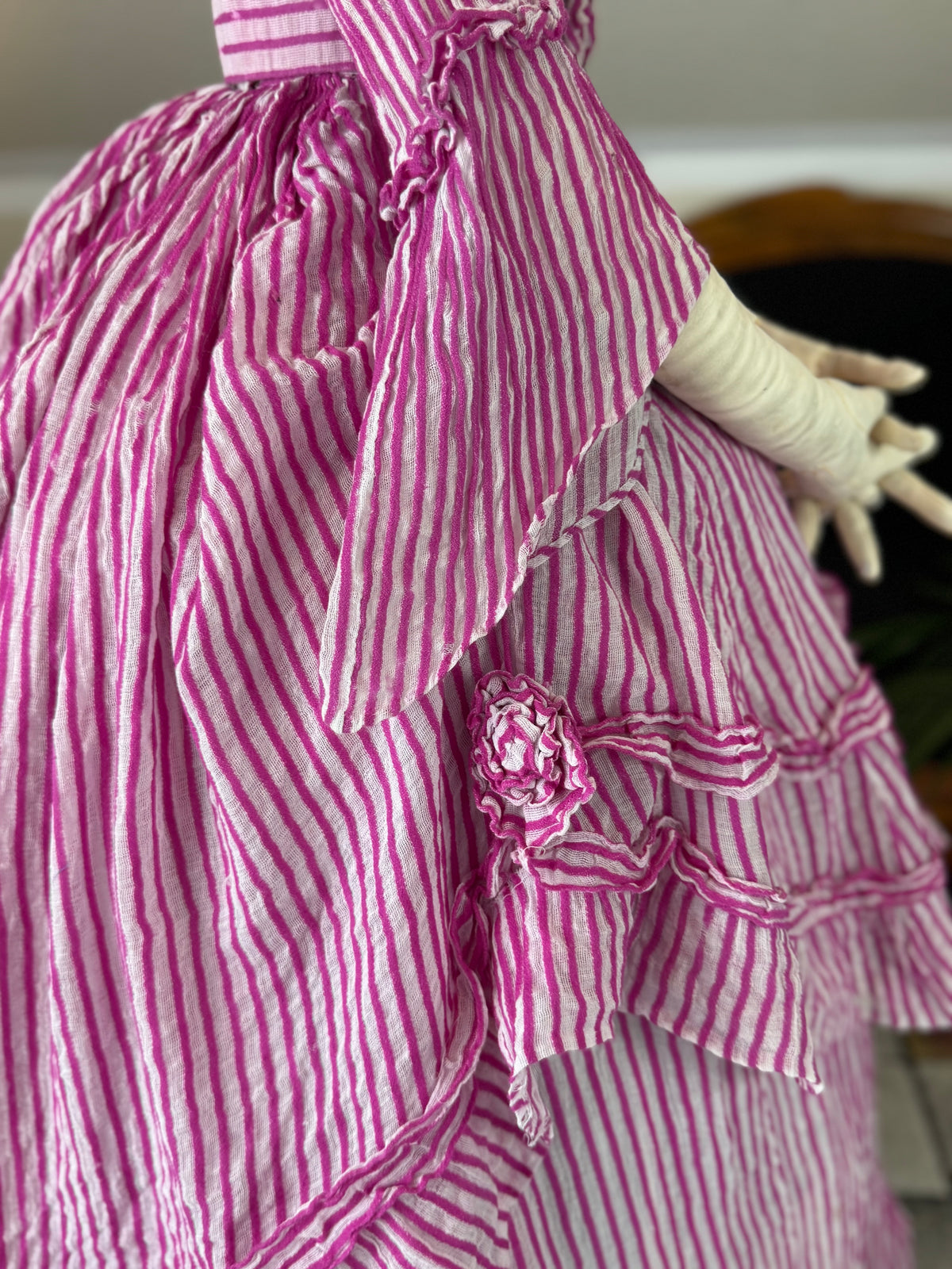 Sommerliche Eleganz einer jungen Dame – Antikes Kleid, ca. 1858