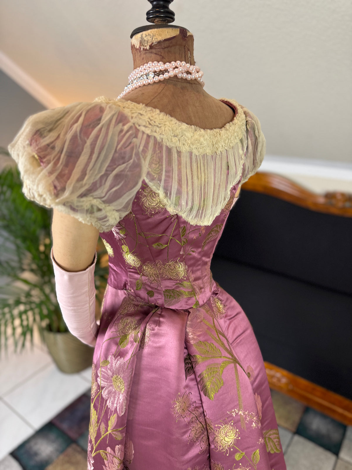 Antikes lilafarbenes Seiden-Ballkleid aus der viktorianischen Ära, ca. 1895