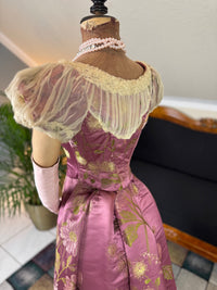 Antikes lilafarbenes Seiden-Ballkleid aus der viktorianischen Ära, ca. 1895