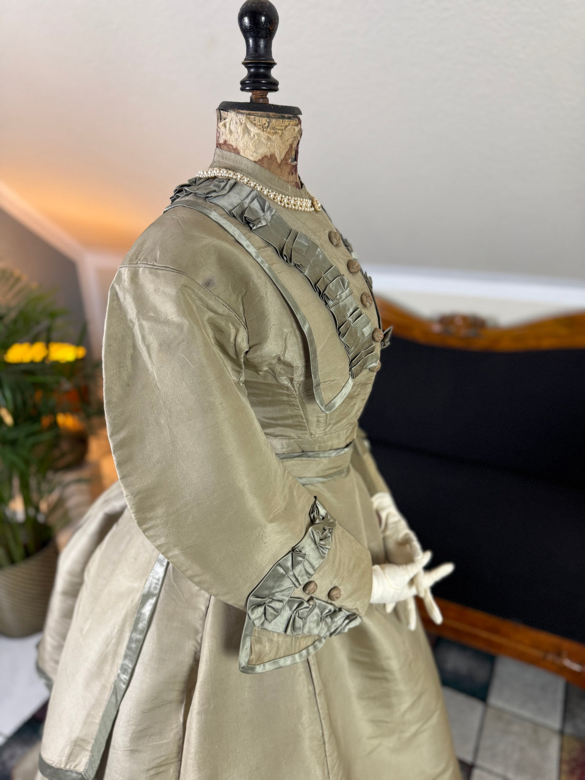 Antikes viktorianisches Seidenkleid, England, ca. 1868