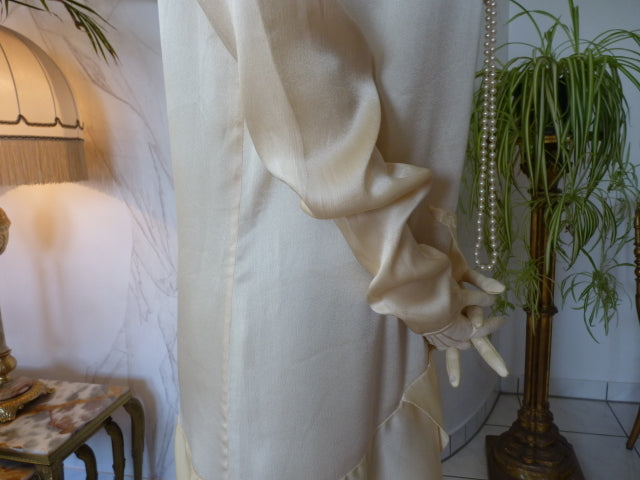 Antikes asymmetrisches Satinbrautkleid, 1920er Jahre – Cremefarbenes Art-déco-Brautkleid