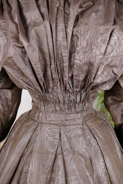 Antike Biedermeier Mutter-Tochter Moiré-Seiden-Nachmittagskleider, 1840er Jahre
