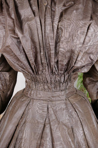 Antike Biedermeier Mutter-Tochter Moiré-Seiden-Nachmittagskleider, 1840er Jahre