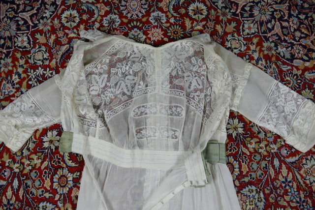 Antikes edwardianisches maltesisches Spitzen-Teekleid, ca. 1908