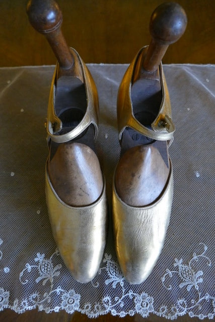 Antike goldene Ledertanzschuhe, ca. 1924