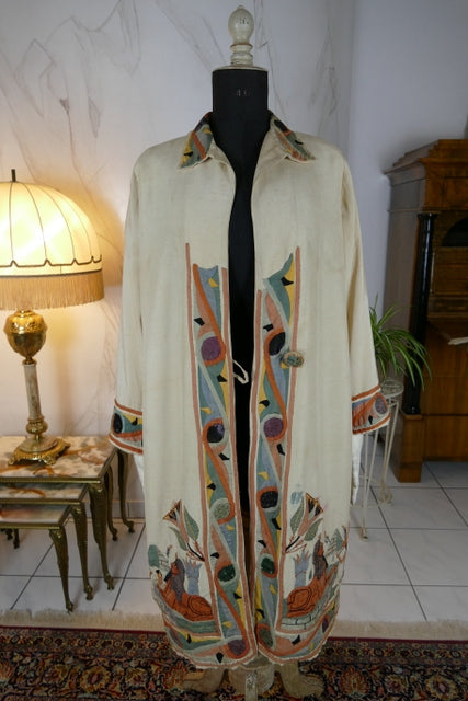 Manteau en soie de style Égyptien, vers 1924 – Motifs appliqués de sphinx, scarabées et pyramides