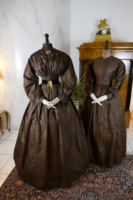1840s Biedermeier mother‑daughter afternoon dresses in printed cotton with wide sleeves and fitted bodices, antique gowns