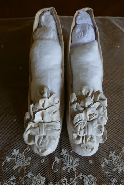 Antike Ziegenlederschuhe in Cremeweiß, ca. 1863–1870