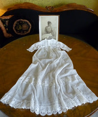 Taufkleid mit Originalfoto, England, ca. 1923 – Netz-Tüll & Spitze, Unterkleid aus Seide