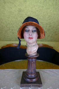 Schwarz-orangefarbene Glocke im Haubenstil, ca. 1926