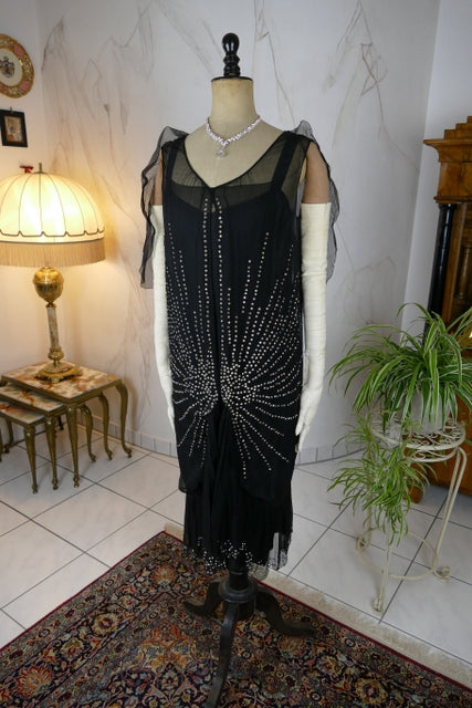 Robe de soirée ancienne en mousseline de soie noire avec strass, vers 1928
