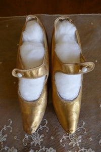 Goldene Abendpumps, ca. 1910