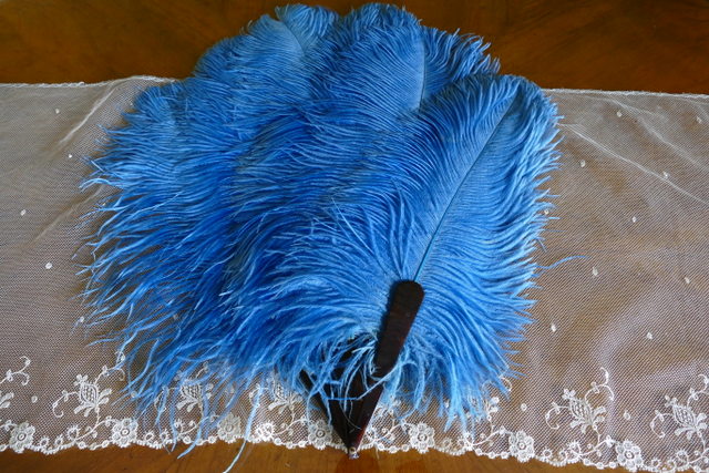 Blau schattierter Fächer aus Straußenfedern, 1920er Jahre