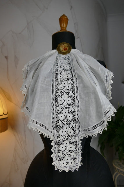 Jabot, um 1910