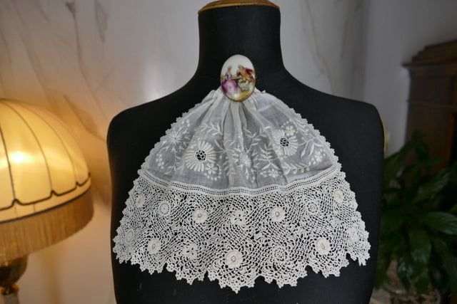 Antique Irish lace jabot with embroidered white muslin, early 20th century, delicate lace border