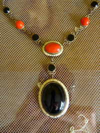 Art Deco Emaille Halskette aus schwarzem &amp; rotem Glas, 1920er