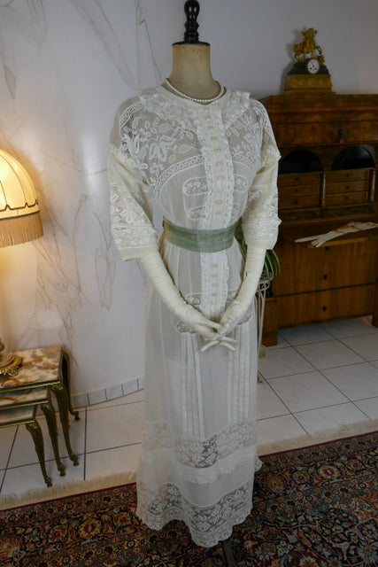 Antikes edwardianisches maltesisches Spitzen-Teekleid, ca. 1908