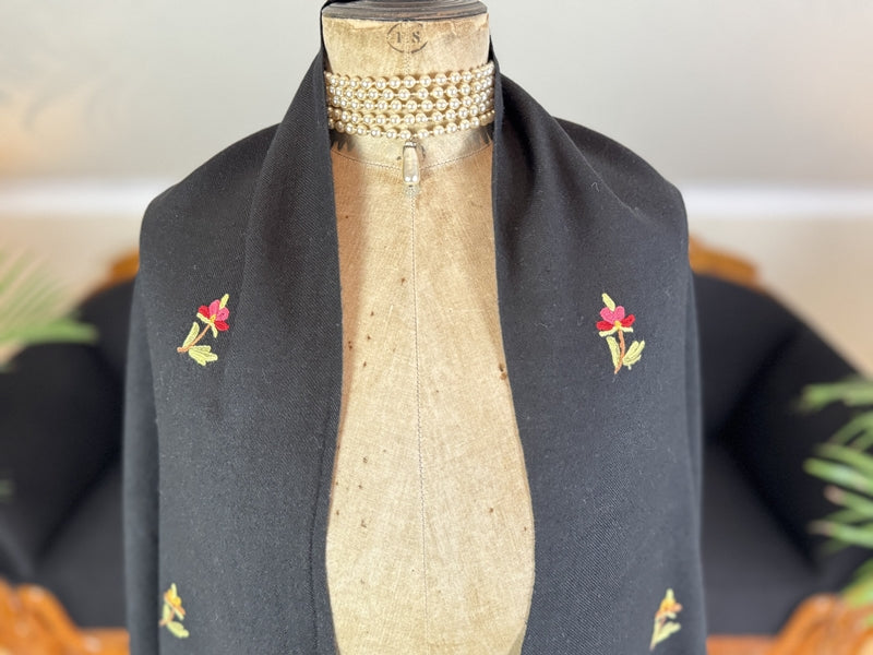 Wollschal mit gestickten Blumenmotiven, ca. 1900