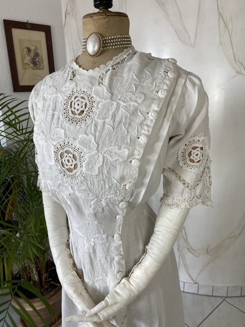Antikes besticktes weißes Leinen-Nachmittagskleid, ca. 1910