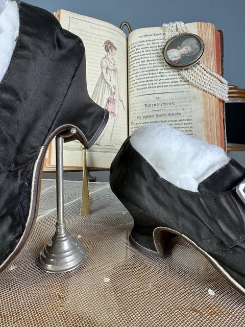 Spätbarocke Damenschuhe, 1730er–1740er Jahre – Seltene englische Seidenschuhe aus dem 18. Jahrhundert