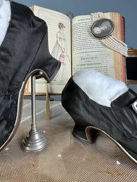 Spätbarocke Damenschuhe, 1730er–1740er Jahre – Seltene englische Seidenschuhe aus dem 18. Jahrhundert