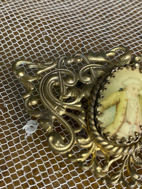 Gürtelschnalle mit Rokoko-Männern, um 1900