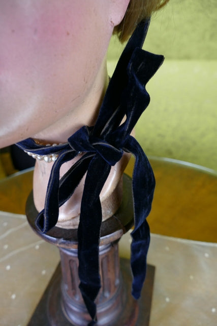 Cabochon-Blumenhaube, 1880er