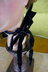 Cabochon-Blumenhaube, 1880er