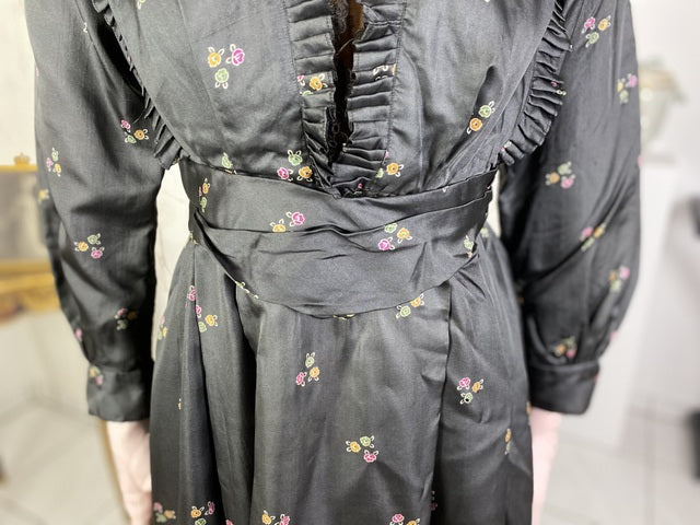 Antikes graues Seidenkleid mit Blumenmuster, ca. 1916