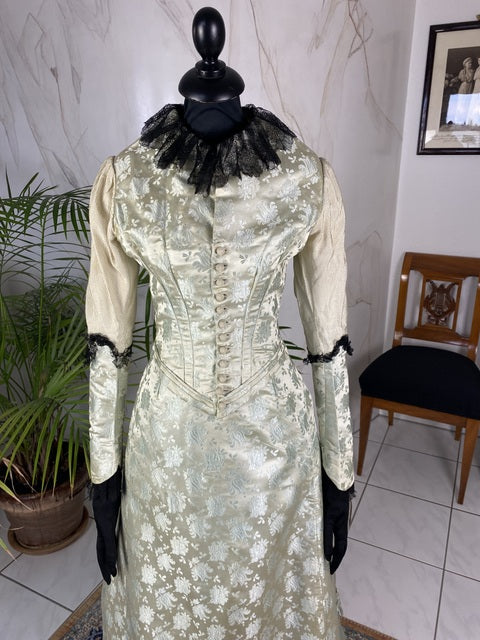 Antikes zweiteiliges Dinnerkleid aus Seidenbrokat, ca. 1898