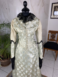 Antikes zweiteiliges Dinnerkleid aus Seidenbrokat, ca. 1898