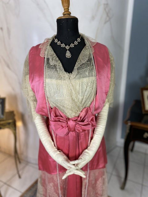 1912 pink wild silk dress with lace collar, chiffon sleeves and decorative buttons, antique Edwardian gown