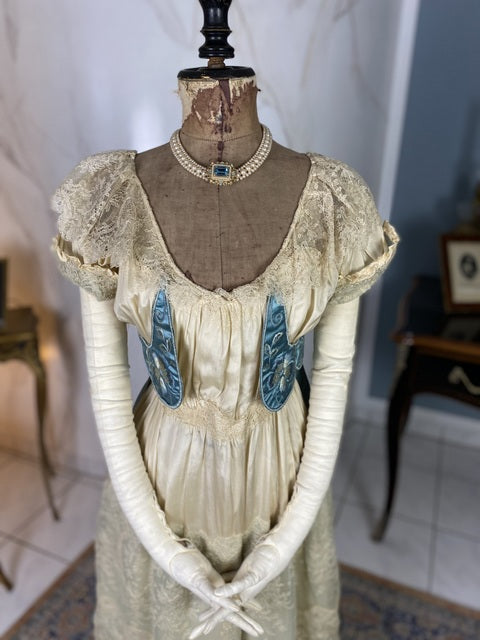 Abendkleid aus Chantilly und himmelblauem Satin, ca. 1914