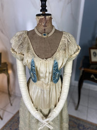 Abendkleid aus Chantilly und himmelblauem Satin, ca. 1914