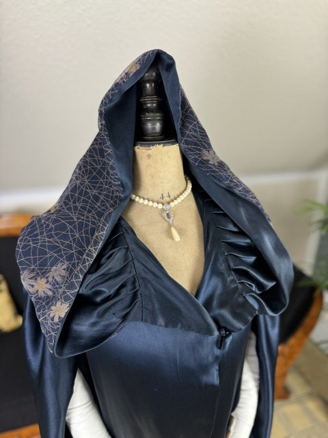 MARSHALL FIELD & Co. antique hooded cape, Chicago, ca. 1924, dark blue silk flapper cape