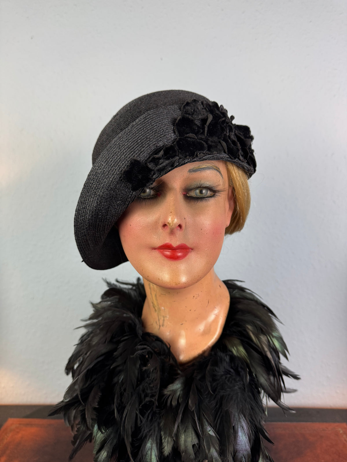 Elegant asymmetrical English 1920s straw hat with velvet appliqués, black silk lining, excellent condition