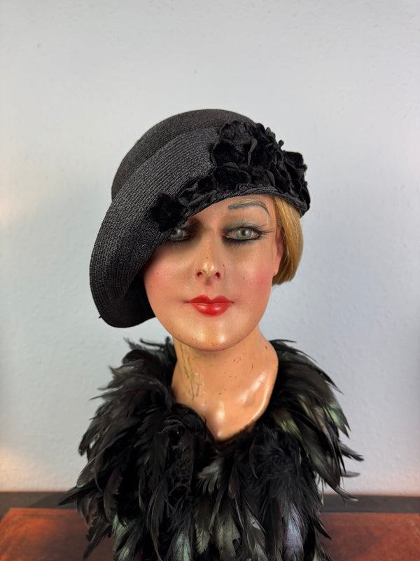 Elegant asymmetrical English 1920s straw hat with velvet appliqués, black silk lining, excellent condition