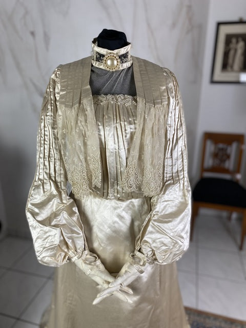 Antikes Hochzeitskleid aus Seide, ca. 1901