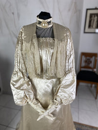 Antikes Hochzeitskleid aus Seide, ca. 1901